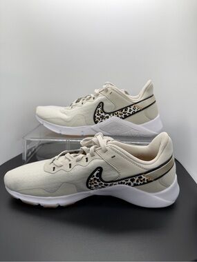 Nike Women's Legend Essential 2 Premium  - W9